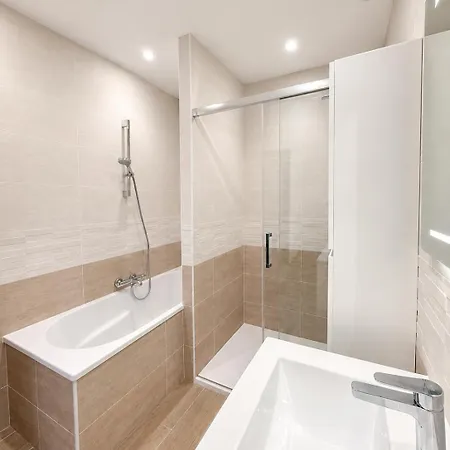 Maison 14 Pers A 2 Min & Centre-ville بيت للعطل *