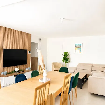 Holiday home Maison 14 Pers A 2 Min & Centre-ville *